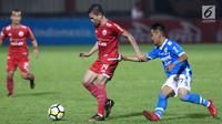 Bek Persija, Ismed Sofyan (tengah) mengecoh pemain Persib, Ghozali Muharam pada lanjutan Go-Jek Liga 1 Indonesia 2018 bersama Bukalapak di Lapangan PTIK, Jakarta, Sabtu (30/6). Persija unggul 1-0. (Liputan6.com/Helmi Fithriansyah)