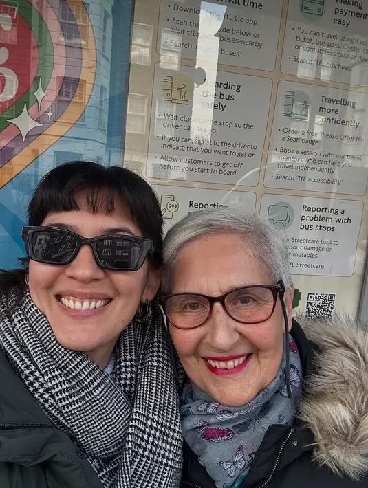 Dalam salah satu foto, Hannah terlihat berpose ceria bersama sang ibu di sebuah halte bus. Keduanya tampak hangat mengenakan jaket tebal dan syal, senyum lebar menghiasi wajah mereka. Hannah menuliskan rasa syukurnya bisa menjalani puasa sebentar di rumah bersama mama tercinta. (Liputan6.com/IG/@hannahalrashid)