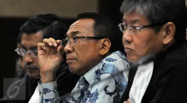 Mantan Menteri ESDM, Jero Wacik memperhatikan keterangan saksi di Pengadilan Tipikor, Jakarta, Senin (16/11/2015). Sidang lanjutan tersebut memeriksa 5 saksi dari Kementerian ESDM dan Pemred Indopos yang berhalangan hadir. (Liputan6.com/Helmi Afandi)