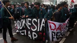 Aksi unjuk rasa yang digelar Badan Eksekutif Mahasiswa Seluruh Indonesia (BEM SI) mengangkat tema Indonesia Gelap. (Liputan6.com/Helmi Fithriansyah)