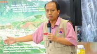 Kepala Pusat Data dan Informasi BNPB Sutopo Purwo Nugroho memberikan pemaparan terkait dampak  banjir bandang di Sentani, Jayapura di kantornya, Jakarta, Minggu (17/3). Sebanyak 4.000-an orang mengungsi akibat bencana alam itu. (Liputan6.com/Angga Yuniar)