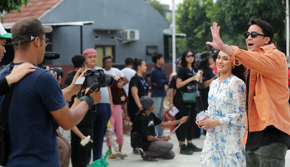 Diawali dengan games bersama ibu-ibu dengan memecahkan balon yang berisi hadiah bagi pemenang. Keceriaan pun pecah seketika dengan candaan dari Bang Billy, sapaan akrab dari Billy Syahputra. [Foto: Bambang E Ros/Fimela.com]