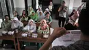 Antusiasme pemilih pemula penyandang disabilitas saat KPUD Bekasi menggelar sosialisasi Pemilu 2019 di SLB Al Gaffar Guchany, Bekasi, Rabu (20/2). KPUD Bekasi mengedukasi pemilih pemula penyandang disabilitas tentang Pemilu. (Merdeka.com/Iqbal Nugroho)
