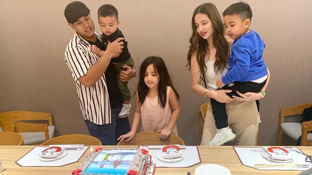 Larang Anak Makan Nasi, Ini 4 Bukti Nia Ramadhani Jadi Ibu yang Disiplin