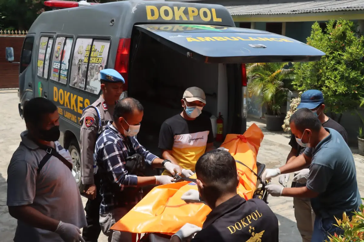 Proses evakuasi jasad Briptu Singgih Abdi Hidayat. Foto (Polres Lampung Tengah)