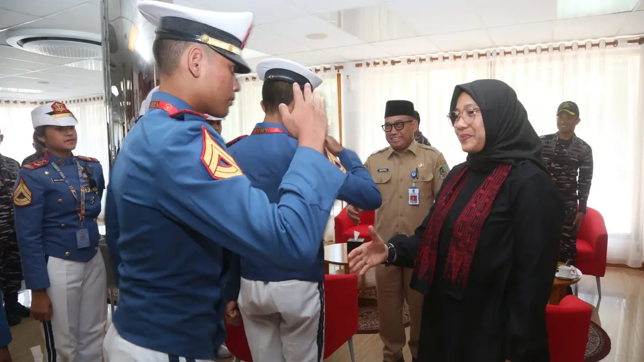 Kedatangan Kapal Legenda KRI Dewaruci dan KRI Makassar Disambut Meriah di Banyuwangi