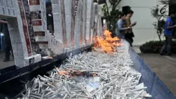 Pembakaran rokok ilegal saat dimusnahkan di Kantor Bea Cukai Marunda, Jakarta, Selasa (2/10). Rokok maupun minuman keras ilegal merupakan hasil penindakan dari tahun 2016-2018. (Merdeka.com/Iqbal Nugroho)