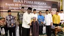 Ketua DPD Oesman Sapta Odang memberikan santunan kepada anak yatim pada acara buka puasa bersama dengan masyarakat Kalbar dan peresmian Masjid Al Hijrah di Rumah Melayu, Pontianak, Kalimantan Sabtu (17/6). (Liputan6.com/Johan Tallo)