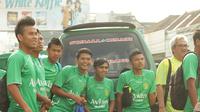 Gara-gara bus pengantar tim telat, pemain Persebaya United nyaris naik angkot ke tempat latihan.