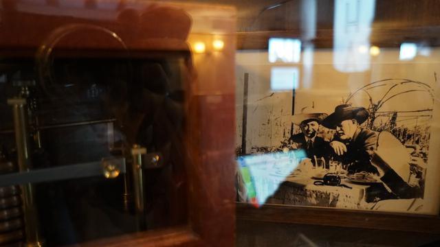 Satu-satunya jejak Ernest Hemingway di Harry's Bar, foto bersama pemilik Harry's Bar, Giuseppe Cipriani. (Liputan6.com/Marco Tampubolon)