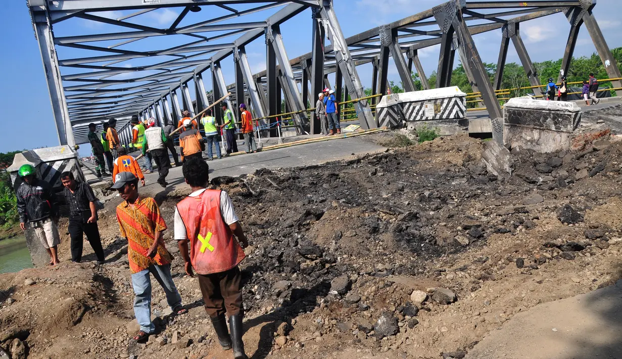 Sebelumnya, Jumat (18/7/14) dini hari, jembatan Comal yang berada di Kabupaten Pemalang, Jawa Tengah itu ambles. (ANTARA FOTO/Oky Lukmansyah)