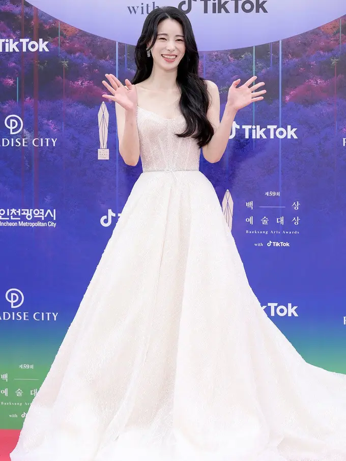 7 Gaya Bintang The Glory di Baeksang Arts Awards 2023, Song Hye Kyo Bagai Dewi- Kim Hieora Bergaya Pixie Cu