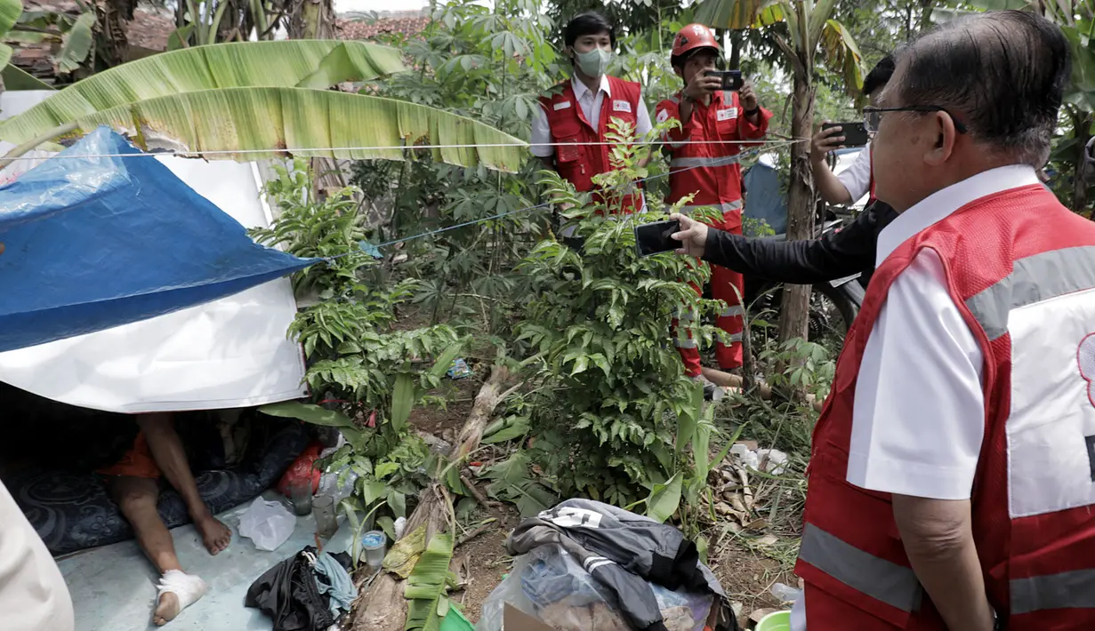 Ketua Umum Palang Merah Indonesia (PMI) Jusuf Kalla (kanan) meninjau korban gempa di Kabupaten Cianjur, Jawa Barat, Rabu (23/11/2022). Jusuf Kalla memastikan PMI bakal mengerahkan berbagai upaya untuk memenuhi kebutuhan mendesak yang diperlukan masyarakat seperti sanitasi dan kesehatan, distribusi air, dukungan psikososial, evakuasi, serta layanan pusat data dan informasi. (Ade Danhur/Staff JK)