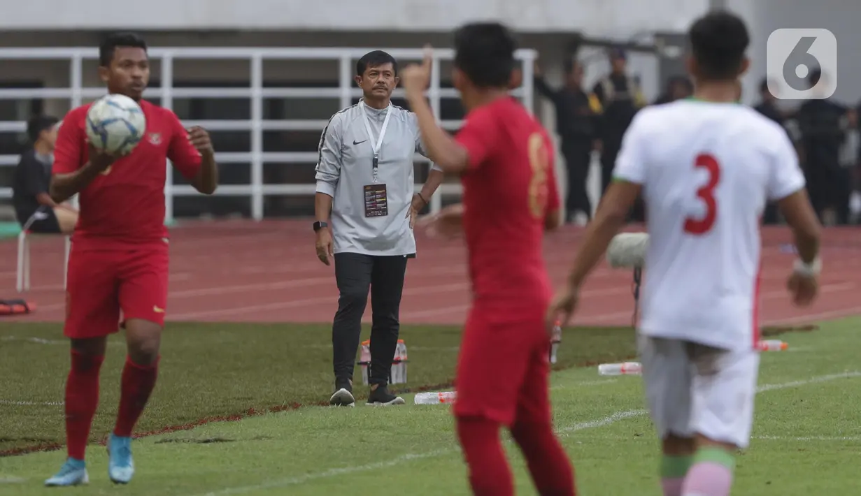 Pelatih Timnas Indonesia U-23, Indra Sjafri (tengah) memberi arahan pada timnya saat melawan Iran U-23 pada laga persahabatan di Stadion Pakansari, Kab Bogor, Sabtu (16/11/2019). Laga ini uji coba terakhir jelang Sea Games Filipina 2019, Indonesia U-23 unggul 2-1. (Liputan6.com/Helmi Fithriansyah)