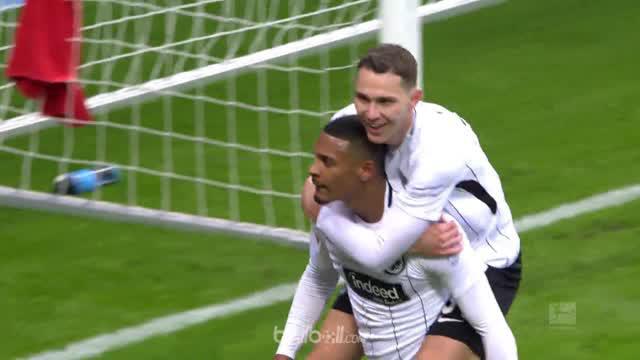 Berita video gol kerja sama apik Eintracht Frankfurt ke gawang Freiburg di Bundesliga 2017-2018. This video presented by BallBall.