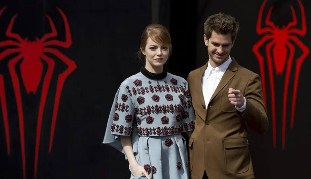 “Mereka (Emma Stone dan Andrew Garfield) saling berbincang dan tertawa bersama sekitar setengah jam. Mereka terlihat berdiskusi asik dan bahagia menikmati kebersamaannya,” pungkas sumber dilansir dari Ace Showbiz. (AFP/John Mc Dougall)