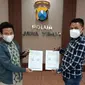 Pegiat antikorupsi asal Madura, Baihaqi Akbar, bersama Kuasa hukumnya melaporkan penyidik Unit 1 Reskrim Polres Lamongan ke Propam Polda. (Dian Kurniawan/Liputan6.com)