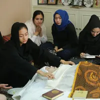 Kepergian selama-lamanya Julia Perez meninggalkan duka mendalam bagi para sahabatnya. Jupe meninggal dunia pada Sabtu, (10/6). Sebagai orang yang dekat dengan Jupe, Ashanty sempat kaget mendengar kabar itu. (Adrian Putra/Bintang.com)