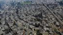 Pemandangan ribuan rumah di kawasan penghasil anggur Santa Rosa, California, yang habis dilalap api, Rabu (11/10). Data sementara, setidaknya 17 orang tewas dan sekitar 2.000 rumah serta properti bisnis hancur total dimakan api. (AP Photo/Jeff Chiu)