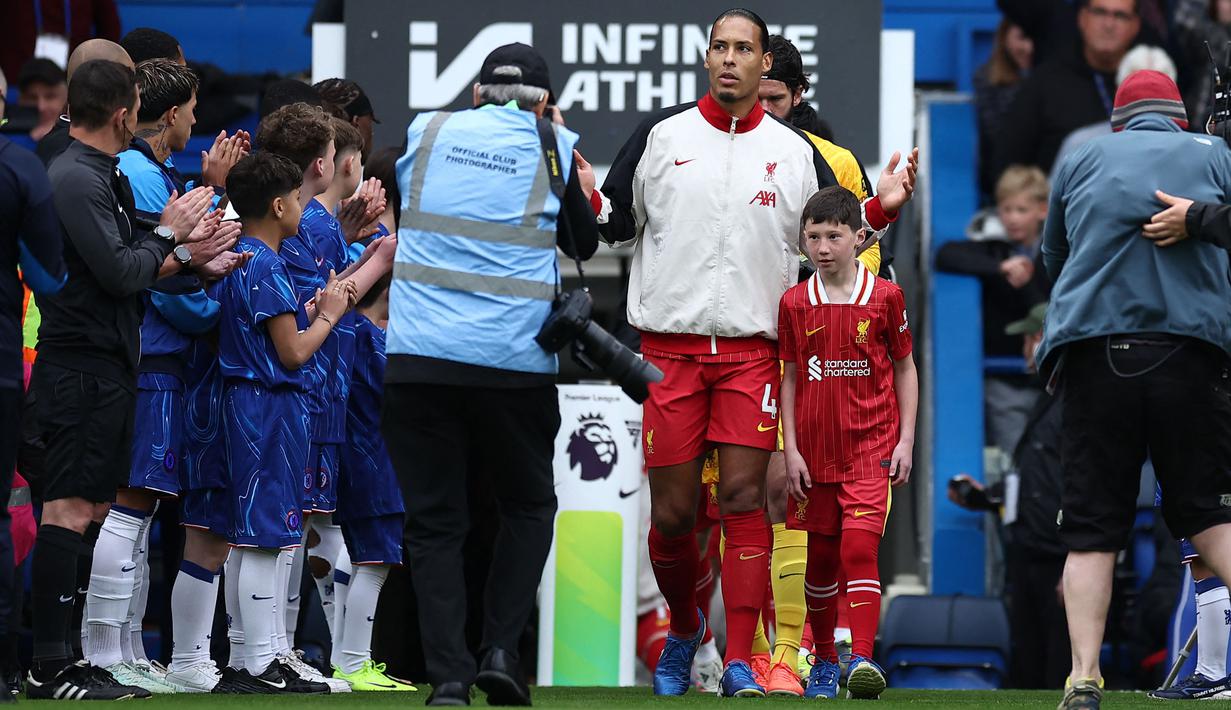 Para pemain Chelsea (kiri) melakukan Guard of Honour saat para pemain Liverpool memasuki lapangan pertandingan dalam laga lanjutan Liga Inggris 2024/2025 di Stamford Bridge, London, Inggris, Minggu (04/05/2025) waktu setempat. (AFP/Henry Nicholls)