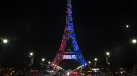 Menara Eiffel di kota Paris, Prancis, memancarkan sinar merah dan biru sebagai simbol ucapan selamat datang bagi striker Pari Saint-Germain (PSG), Neymar, Sabtu (5/8/2017). Tulisan 'Selamat Datang Neymar' terlihat di menara kebanggaan kota mode tersebut. 