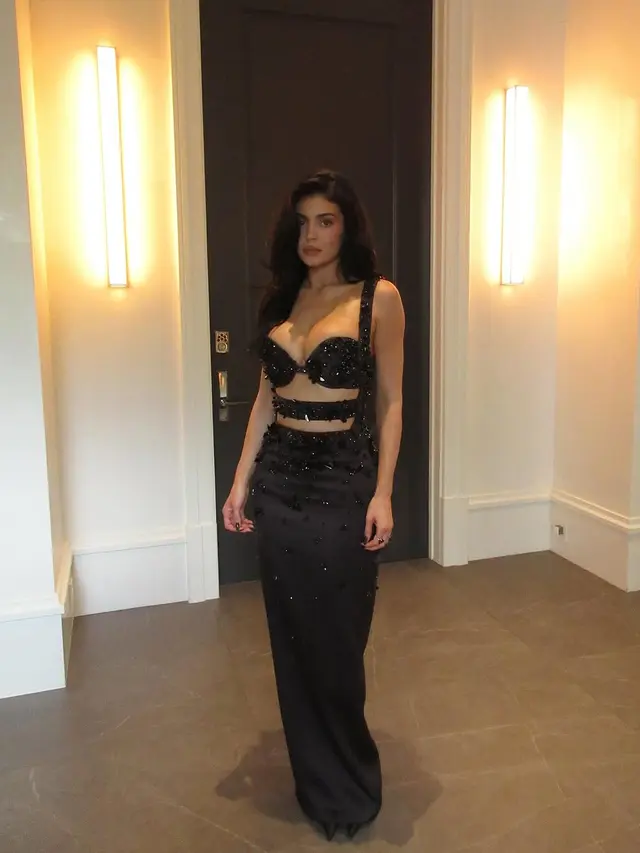Tampil Kontras, Gaya Kendall-Kylie Jenner dengan Gothic Gown dan Kim Kardashian bak Pengantin di Oscar 2025