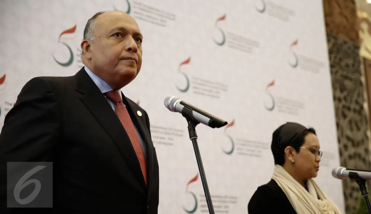 Menlu Mesir, Sameh Soukry (kiri) dan Menlu RI, Retno Marsudi melakukan pertemuan bilateral di sela pertemuan KTT Luar Biasa OKI di Jakarta, Minggu (6/2/2016).  Indonesia meminta kemudahan investasi di Mesir. (Liputan6.com/Faizal Fanani)