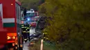 Sebuah bus terbalik (kanan) setelah terlibat kecelakaan dengan truk di Nitranske Hrnciarovce, Slovakia, Rabu (13/11/2019). Empat dari 12 korban tewas dalam kecelakaan bus yang membawa siswa sekolah menengah tersebut adalah anak-anak. (Milan Ivanic/TASR via AP)