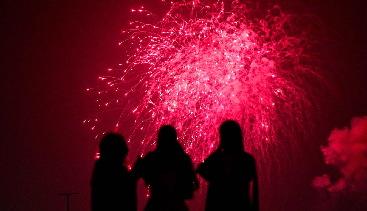 Warga menyaksikan kembang api meledak di atas kota pelabuhan sebagai bagian dari perayaan Tahun Baru di Kolombo, Sri Lanka pada 31 Desember 2025. (Ishara S. KODIKARA/AFP)