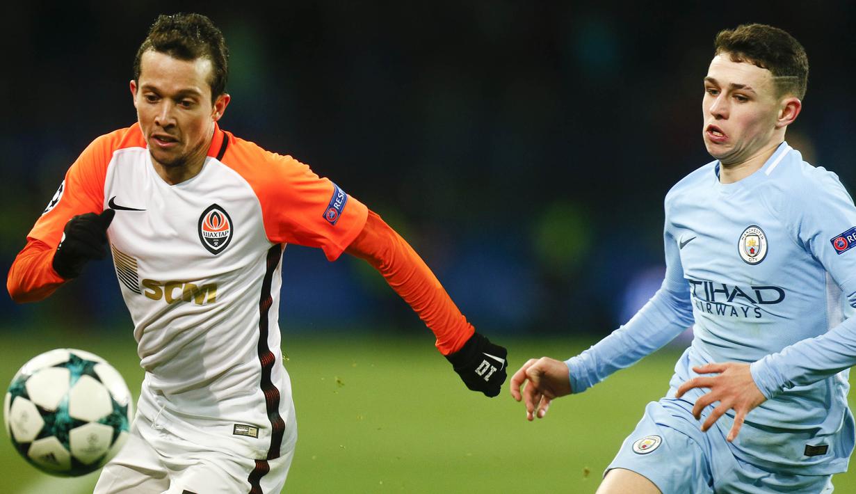 Gelandang Shakhtar donetsk, Bernard, berebut bola dengan gelandang Manchester City, Phil Foden, pada laga Liga Champions di Stadion Metalist, Kharkiv, Rabu (6/12/2017). Shakhtar menang 2-1 atas City. (AP/Efrem Lukatsky)