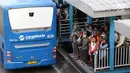 Penumpang menunggu bus Transjakarta di Halte Harmoni, Jakarta, Senin (10/7). PT Transportasi Jakarta menargetkan jumlah penumpang bus Transjakarta pada tahun 2017 adalah 185 juta orang, atau naik sebanyak 50 persen. (Liputan6.com/Immanuel Antonius)