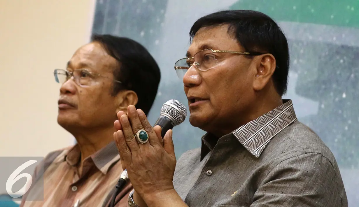 Wakil Ketua Dewan Perwakilan Daerah (DPD) RI, Farouk Muhammad (keempat kiri) dan para anggota DPD RI Lainya saat konfrensi pers terkait penangkapan Ketua DPD RI, Irman Gusman oleh KPK di Nusantara III, Jakarta, Sabtu (17/9). (Liputan6.com/Helmi Afandi)