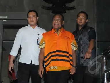 Mantan Gubernur Papua, Barnabas Suebu, keluar dari gedung KPK, Jumat (27/2/2015). Ia resmi ditahan KPK karena kasus dugaan korupsi pengadaan Detailing Engineering Desain PLTA tahun 2009-2010 di Papua. (Liputan6.com/Herman Zakharia)