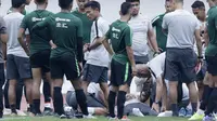 Dokter Timnas Indonesia, Syarif Alwi, memeriksa Danurwindo, yang pingsan usai memantau latihan di Stadion Wibawa Mukti, Jawa Barat, Sabtu (03/11/2018). Danurwindo ambruk ketika tim dan ofisial melakukan sesi foto bersama. (Bola.com/M Iqbal Ichsan)