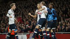 Pemain Tottenham Harry Kane (tiga kanan) merayakan gol bersama rekannya pada lanjutan Liga Premier Inggris  di Stadion Emirates, London, Inggris, Minggu (8/11/2015). Arsenal bermain imbang 1-1. (Reuters/Andrew Couldridge)
