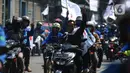 Massa dari elemen Serikat Buruh Sejahtera Indonesia (SBSI) dengan membawa atribut menuju gedung DPR/MPR, Jakarta, Kamis (8/10/2020). Mereka berencana demonstrasi di depan gedung DPR menolak pengesahan Omibus Law atau Undang-undang Cipta Kerja. (merdeka.com/Imam Buhori)
