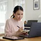 Ilustrasi wanita freelance di depan laptop (c) Shutterstock