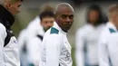<p>Gelandang Manchester City, Fernandinho bereaksi saat ia mengambil bagian dalam sesi latihan di tempat latihan Manchester City di Manchester, Inggris barat laut, pada 25 April 2022. Manchester City akan bertanding melawan Real Madrid pada leg pertama semifinal Liga Champions. (AFP/Oli Scarff)</p>