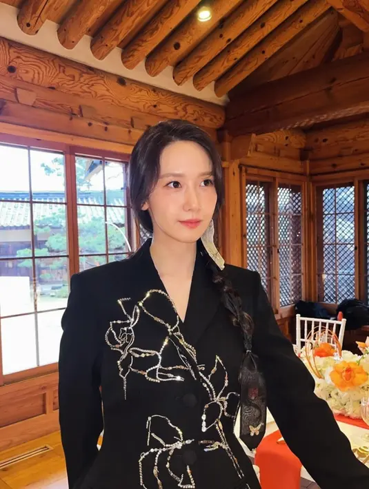 Dengan tampilan mata yang begitu bright, Yoona pulas blush coral tipis dan lip gloss yang natural [@yoona_lim]