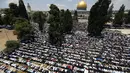 Muslim Palestina menghadiri Salat Jum'at pertama bulan suci Ramadhan di luar Dome of the Rock di kompleks masjid al-Aqsa di Yerusalem, Jumat (2/6). (AFP PHOTO / Ahmad GHARABLI)