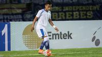 Bek Persib, Agung Pribadi, melakukan pemanasan jelang laga Torabika Soccer Championship 2016 melawan Sriwijaya FC di Stadion Si Jalak Harupat, Bandung, Sabtu (30/4/2016). (Bola.com/Vitalis Yogi Trisna)
