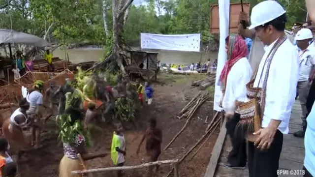 Iriana dan Jokowi saat ke Asmat pada 12 April 2018. (Foto:(Foto: Youtube Kementerian Sekretariat Negara RI)