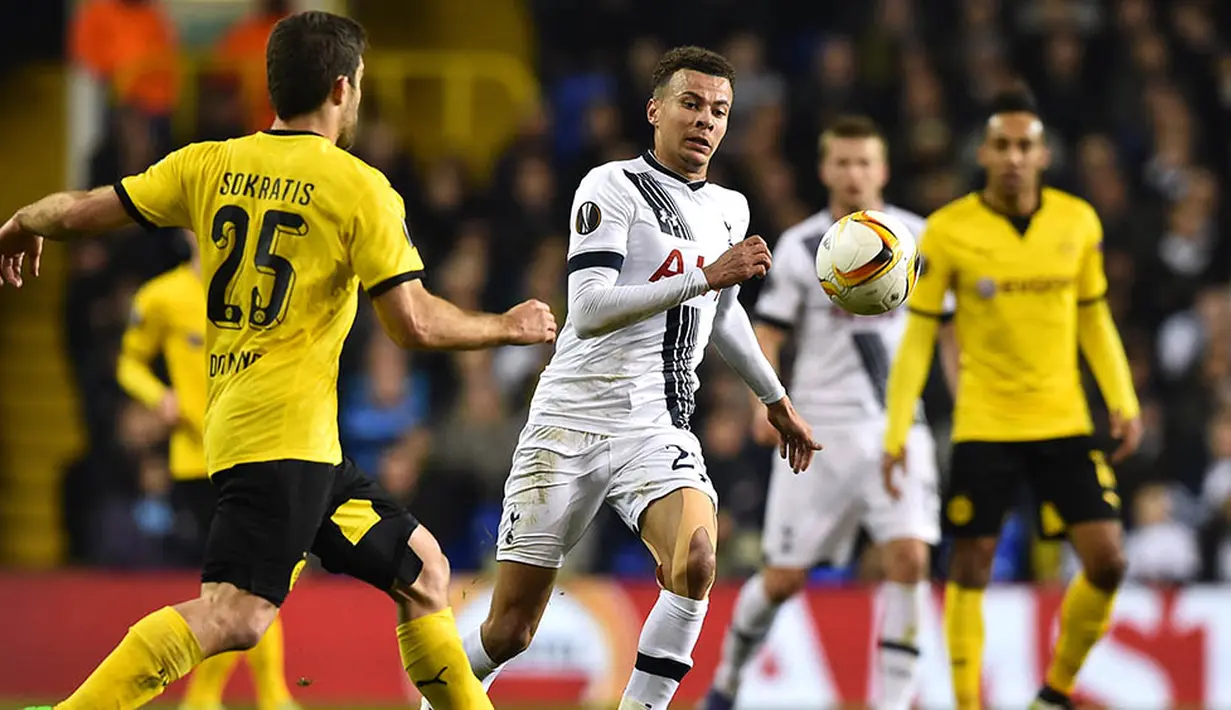 Bek Dortmund, Sokratis, berusaha menahan laju gelandang Tottenham, Dele Alli, pada laga leg kedua babak 16 besar Liga Europa di Stadion White Hart Lane, Inggris, Jumat (18/3/2016) dini hari WIB. (AFP/Ben Stansall)