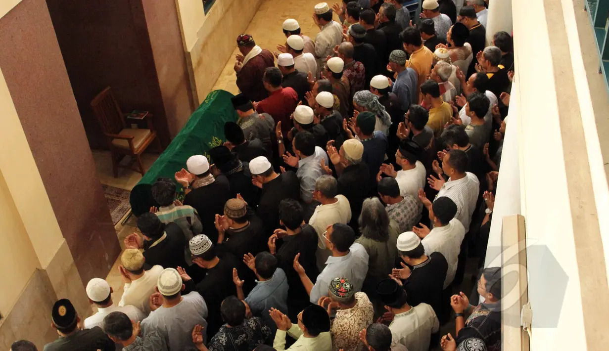Jamaah saat mensalatkan almarhum Didi Widiatmoko alias Didi Petet di masjid Baitul Qarim di kawasan Ciputat, Tangsel, Jumat (15/5/2015). Didi Petet meninggal di usia 58 tahun karena diduga menderita asam lambung. (Liputan6.com/Helmi Afandi)
