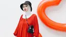 Menggunakan simple dress berwarna oranye, Dian Pelangi memilih memadukannya dengan turtle neck dan hijab putih. Ia juga menggunakan topi berwarna hitam senada dengan sling bag mininya. (Liputan6.com/IG/@dianpelangi)