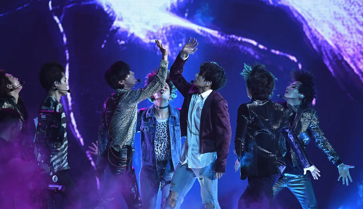 Penampilan Bangtan Boys atau yang lebih dikenal dengan BTS di atas panggung Billboard Music Awards 2018 di Las Vegas, Minggu (20/5). Ini sekaligus menjadi comeback stage perdana bagi boy grup asal Korea Selata tersebut. (Ethan Miller/GETTY IMAGES/AFP)