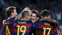 DIPELUK - Lionel Messi (tengah) dipeluk rekan-rekannya di Barcelona usai menjadi aktor bagi gol Marc Bartra, Senin (21/9/2015) dini hari WIB. (Reuters/Susana Vera)