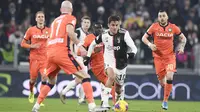 Pemain Juventus Paulo Dybala (tengah) membawa bola melewati para pemain Udinese pada pertandingan Coppa Italia 2019/2020 di Allianz Stadium, Turin, Italia, Rabu (15/1/2020). Juventus menang 4-0. (Fabio Ferrari/LaPress via AP)