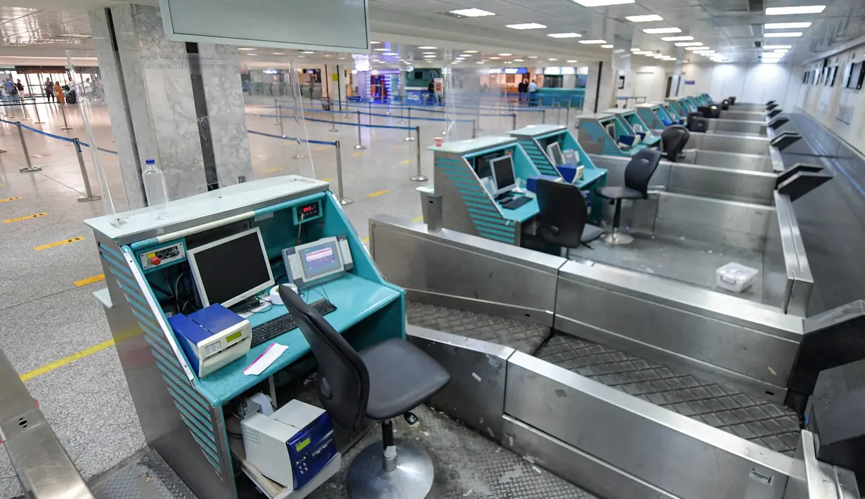 Pemandangan konter check-in tak berawak karena aksi mogok massal pekerja di Bandara Internasional Tunis-Carthage Tunisia, Kamis (16/6/2022). Serikat Pekerja Umum Tunisia (UGTT) mengadakan aksi mogok massal pada hari Kamis ini yang memyebabkan pembatalan sejumlah penerbangan internasional. (FETHI BELAID / AFP)