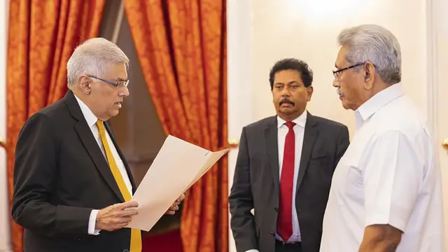 Presiden Gotabaya Rajapaksa, kanan, menyapa Ranil Wickremesinghe saat upacara pengambilan sumpah yang terakhir sebagai perdana menteri baru di Kolombo, Sri Lanka, Kamis, 12 Mei 2022.(Kantor Presiden Sri Lanka via AP)
